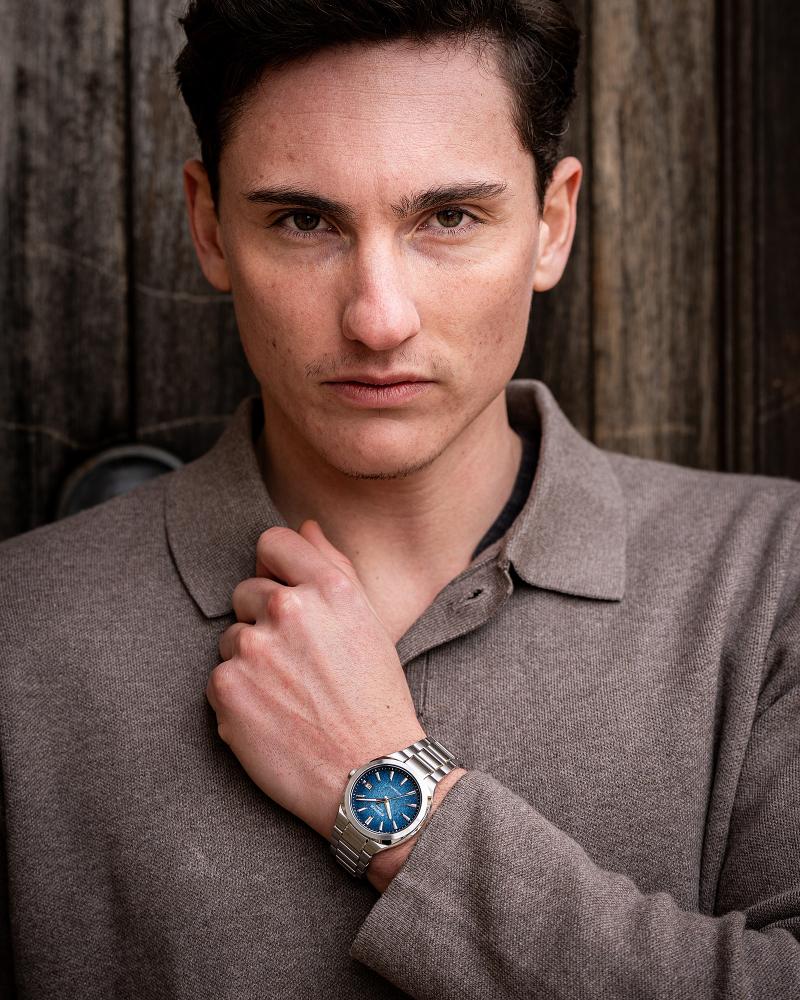 Collection Edifice - EFK-200D-2AER - Montre Casio – boîtier en acier inoxydable argenté, cadran bleu, bracelet acier massif – vue 3