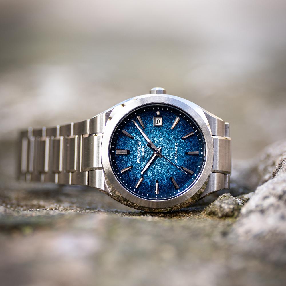 Collection Edifice - EFK-200D-2AER - Montre Casio – boîtier en acier inoxydable argenté, cadran bleu, bracelet acier massif – vue 4