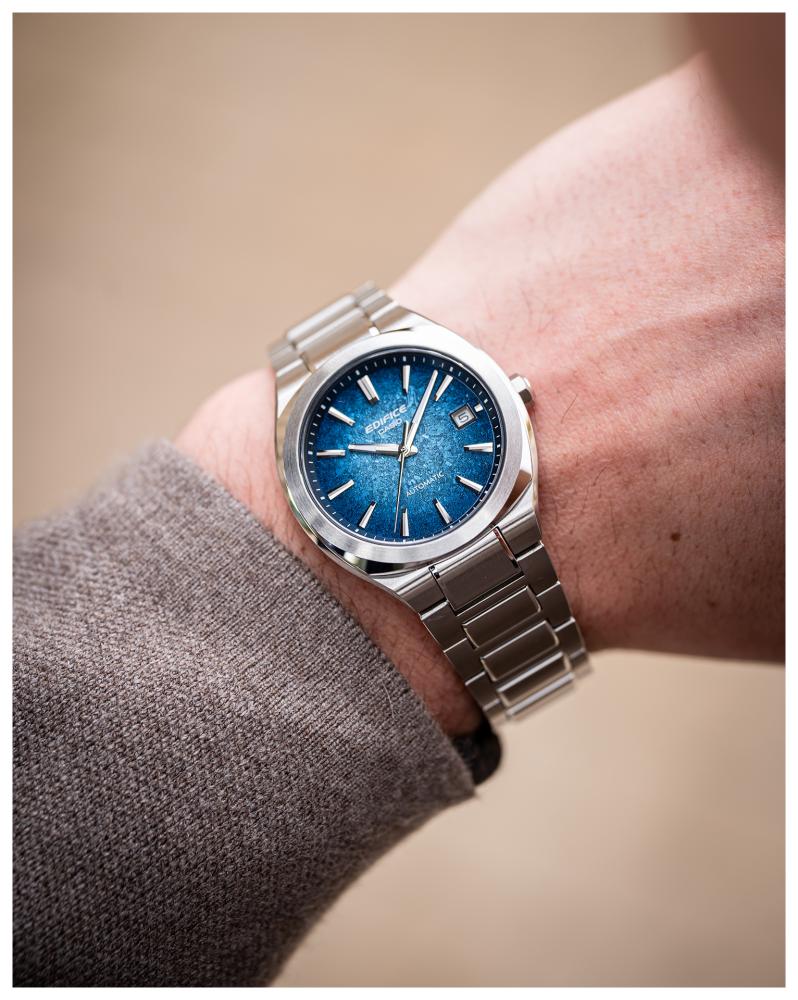 Collection Edifice - EFK-200D-2AER - Montre Casio – boîtier en acier inoxydable argenté, cadran bleu, bracelet acier massif – vue 2