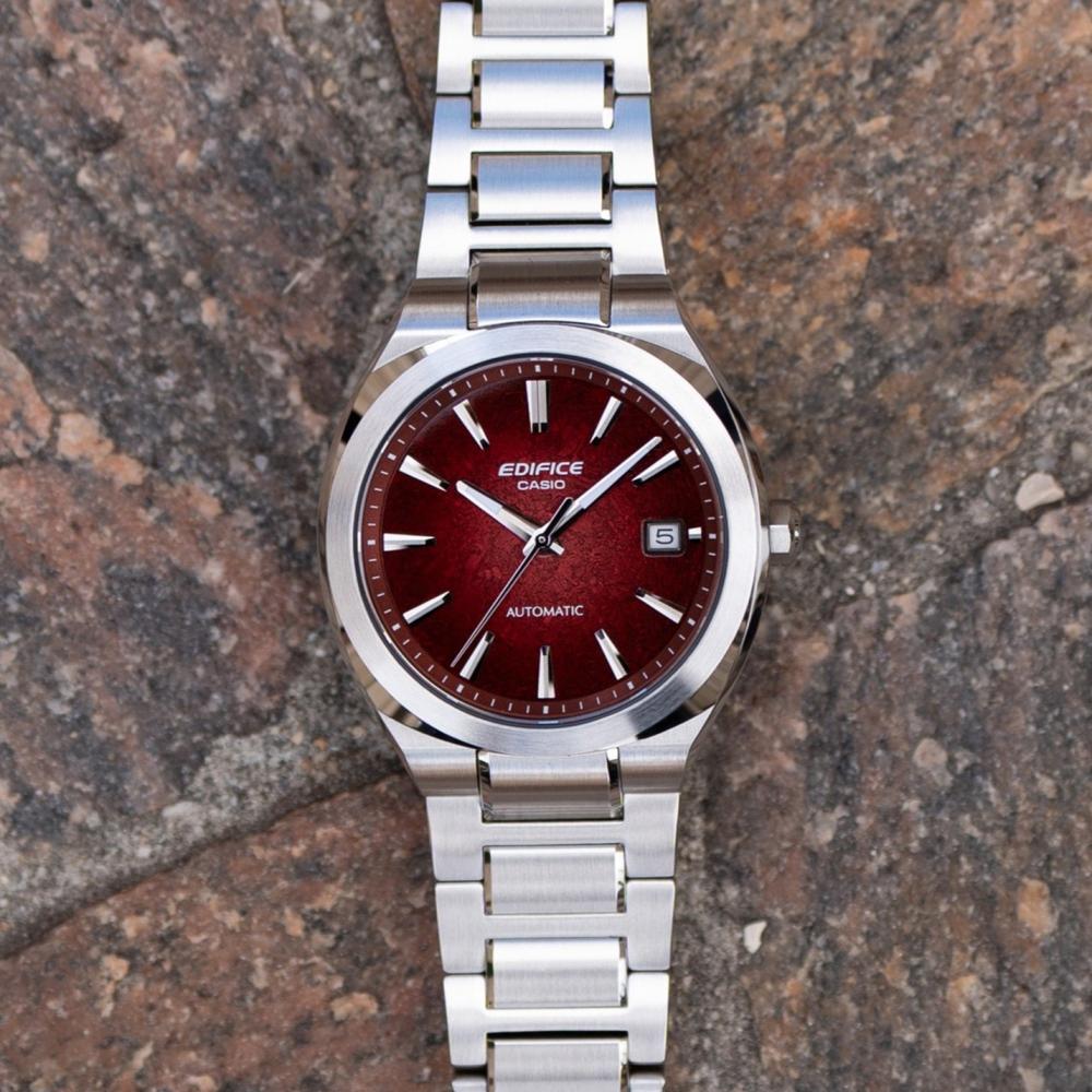 Collection Edifice - EFK-200D-4AER - Montre Casio – boîtier en acier inoxydable argenté, cadran rouge, bracelet acier massif – vue 4