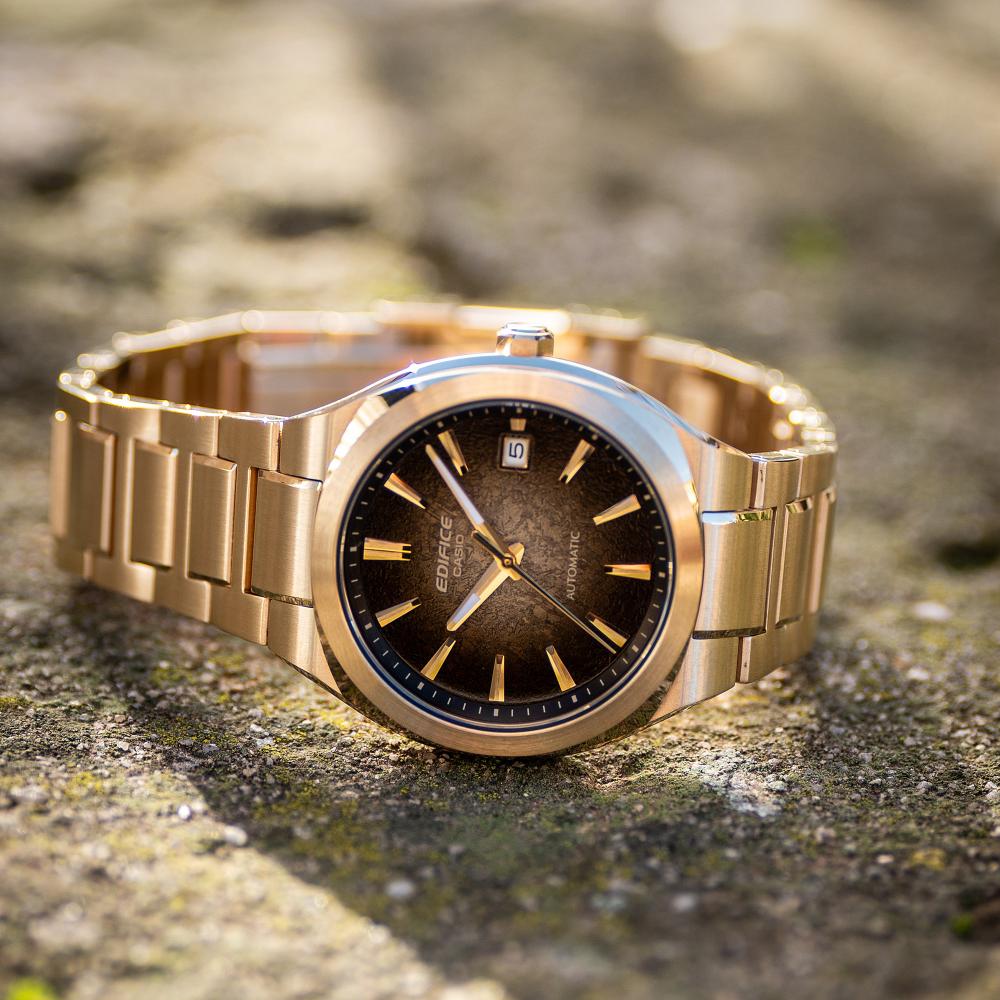 Collection Edifice - EFK-200DG-5AER - Montre Casio – boîtier doré, cadran marron, bracelet en acier doré – vue 3