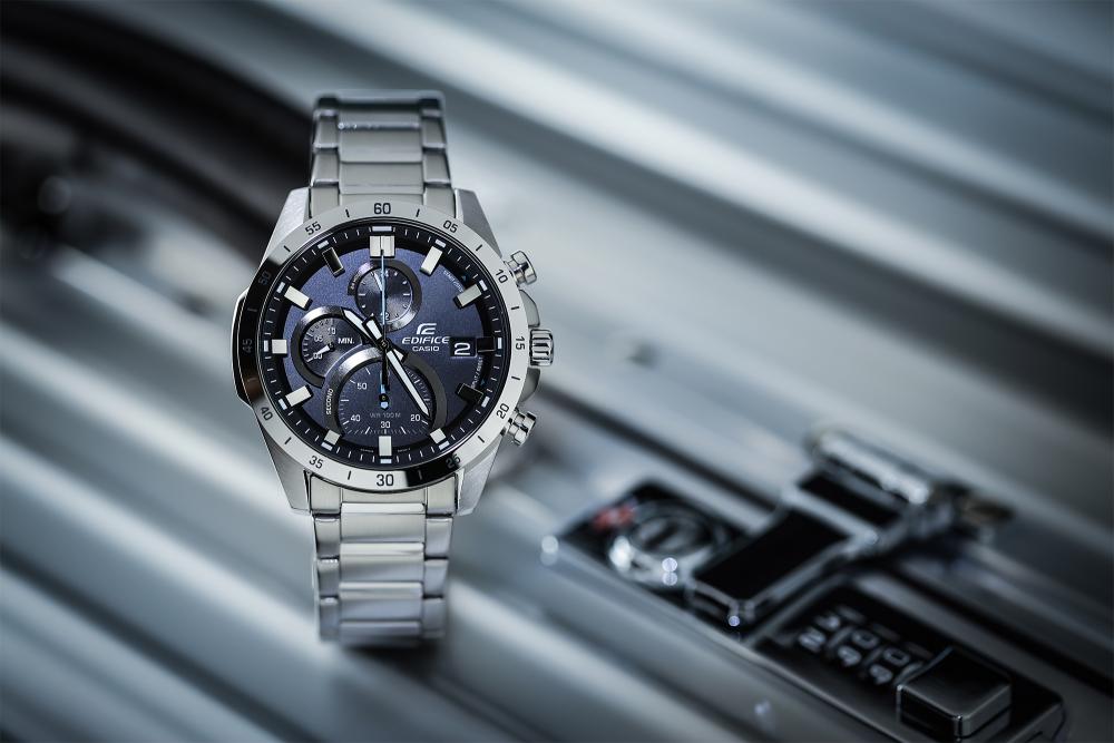 Collection Edifice - EFR-571D-1AVUEF - Montre Casio – boîtier en acier argenté, cadran noir à index en relief, bracelet en acier – vue 2