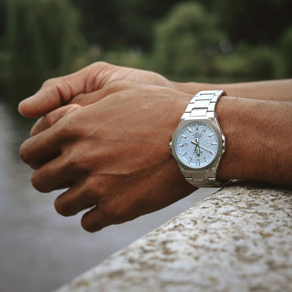 Collection Edifice - EFR-S108DE-2AVUEF - Montre Casio – boîtier fin en acier argenté à lunette octogonale, cadran bleu texturé, bracelet en acier – vue 4
