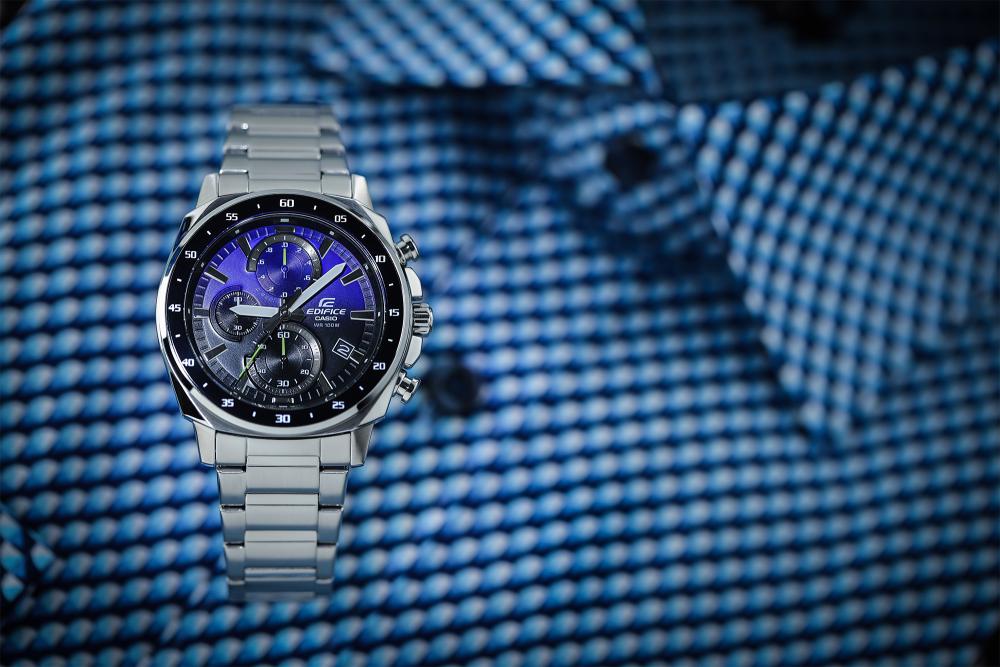 Collection Edifice - EFV-600D-2AVUEF - Montre Casio – boîtier en acier inoxydable, cadran bleu dégradé, trotteuse verte, bracelet acier – vue 2
