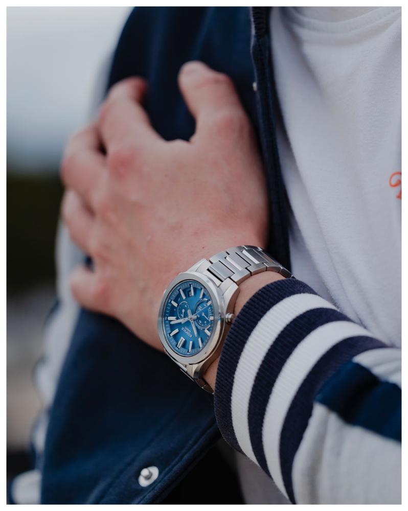 Collection Edifice - EQB-1300D-2AEF - Montre Casio – boîtier fin en acier argenté, cadran bleu texturé, bracelet en acier à maillons – vue 2