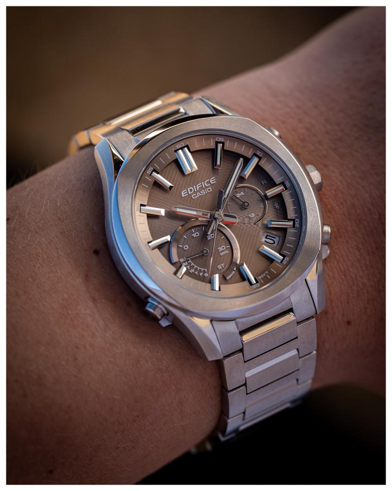 Collection Edifice - EQB-1300D-5AEF - Montre Casio – boîtier fin en acier argenté, cadran marron texturé, bracelet en acier à maillons – vue 2