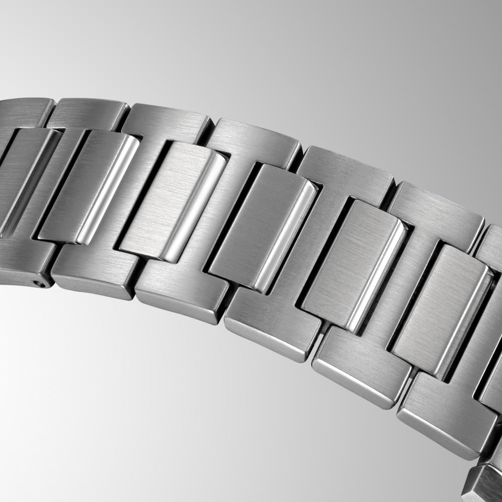Collection Edifice - EQB-1300D-2AEF - Montre Casio – boîtier fin en acier argenté, cadran bleu texturé, bracelet en acier à maillons – vue 6
