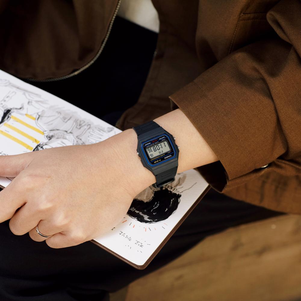 Collection Timeless - F-91W-1YEG - Montre Casio – boîtier carré en résine noire, écran LCD, bracelet en résine noir – vue 2
