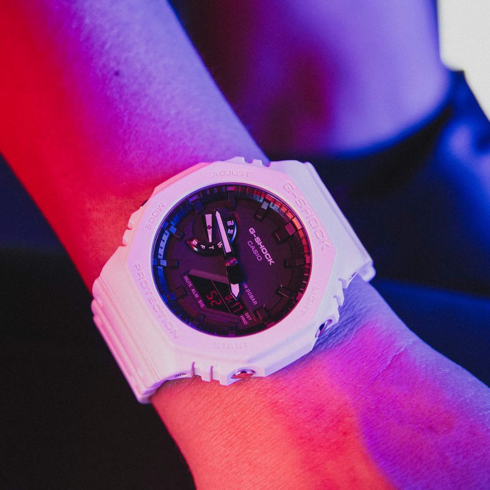 Collection G-Shock - GA-2100-7AER - Montre Casio – boîtier octogonal blanc, cadran noir, bracelet en résine blanche – vue 2