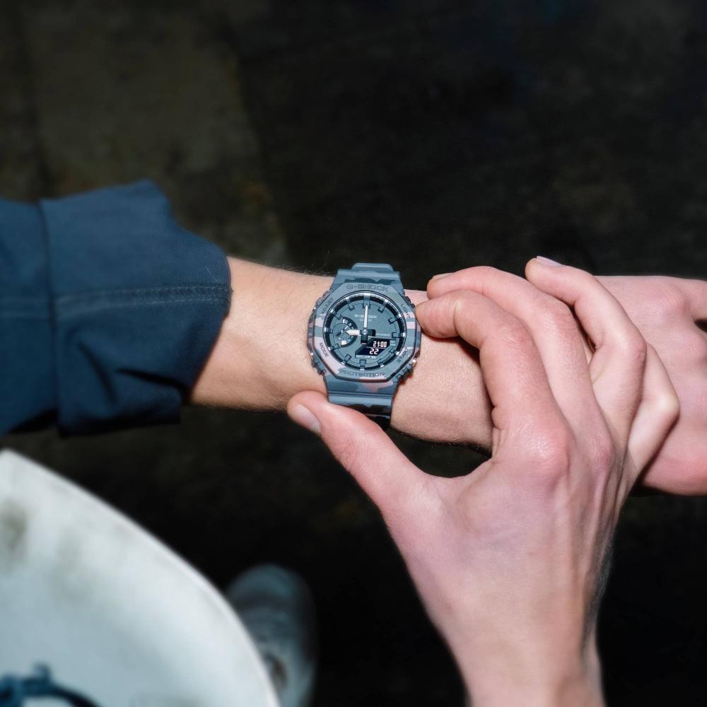 Collection G-Shock - GA-2100CM-8AER - Montre Casio – boîtier à motif camouflage gris, bracelet en résine bio grise – vue 2