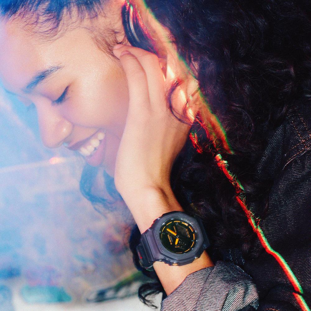 Collection G-Shock - GA-2100K-2AER - Montre Casio – boîtier en carbone et résine bleu translucide mat, cadran noir laqué, bracelet en résine bleu translucide – vue 2