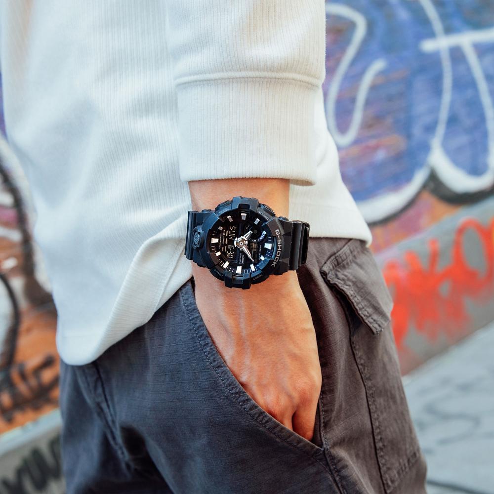 Collection G-Shock - GA-700-1BER - Montre Casio – grand boîtier et bracelet en résine noirs, bouton avant à 6 heures – vue 2