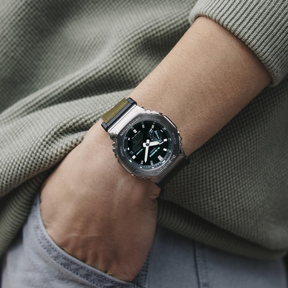 Collection G-Shock - GM-2100CB-3AER - Montre Casio – montre octogonale, lunette en acier gris, bracelet en tissu vert – vue 2