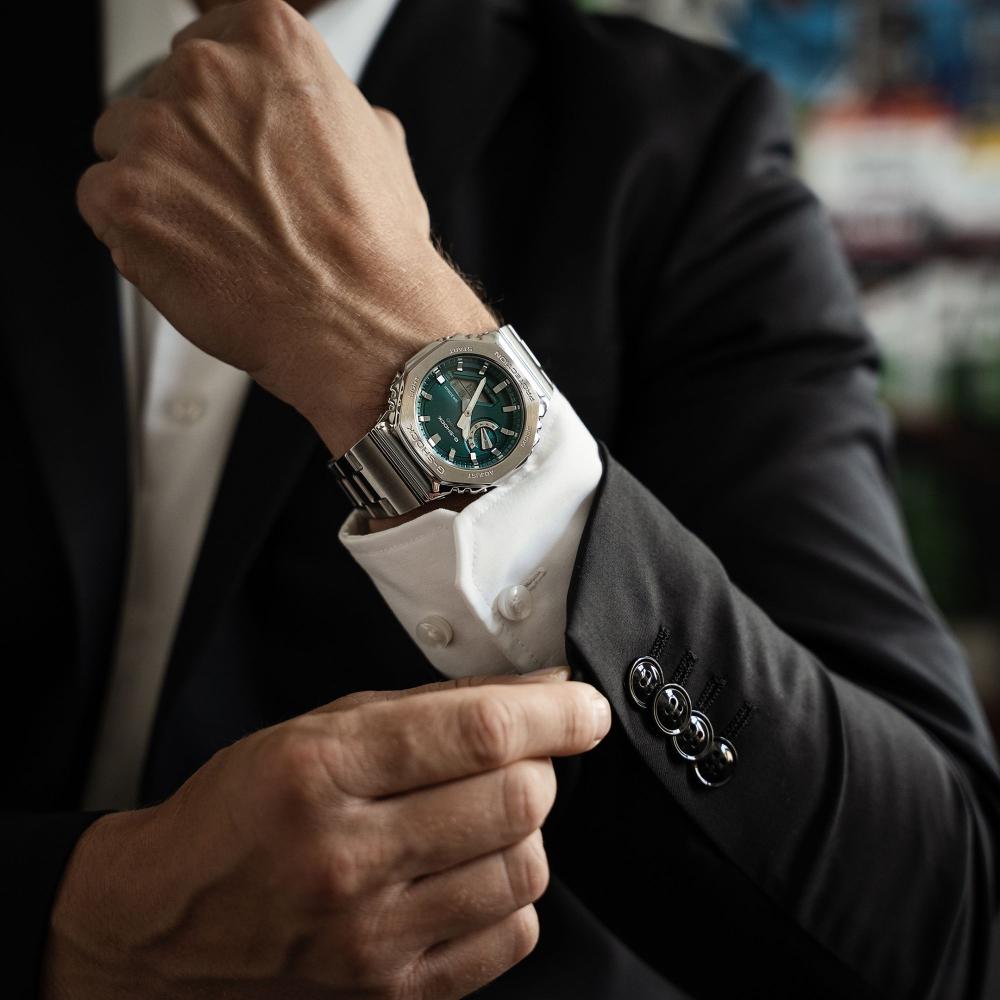 Collection G-Shock - GM-2110D-3A1ER - Montre Casio – boîtier à lunette octogonale en acier, cadran vert métallisé, bracelet en acier inoxydable – vue 2