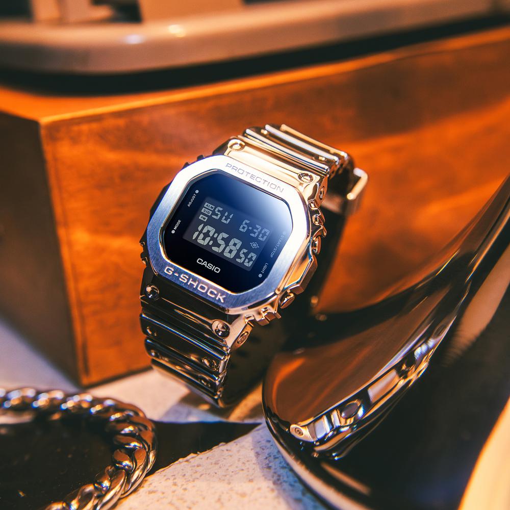 Collection G-Shock - GM-5600YM-8ER - Montre Casio – boîtier à lunette métallique argentée, bracelet en silicone argenté – vue 3