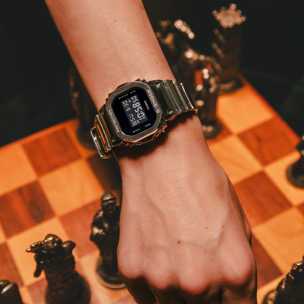 Collection G-Shock - GM-5600YM-8ER - Montre Casio – boîtier à lunette métallique argentée, bracelet en silicone argenté – vue 2