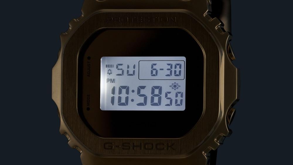 Collection G-Shock - GM-5600YMG-9ER - Montre Casio – montre numérique à lunette métallique dorée, bracelet en silicone doré – vue 7