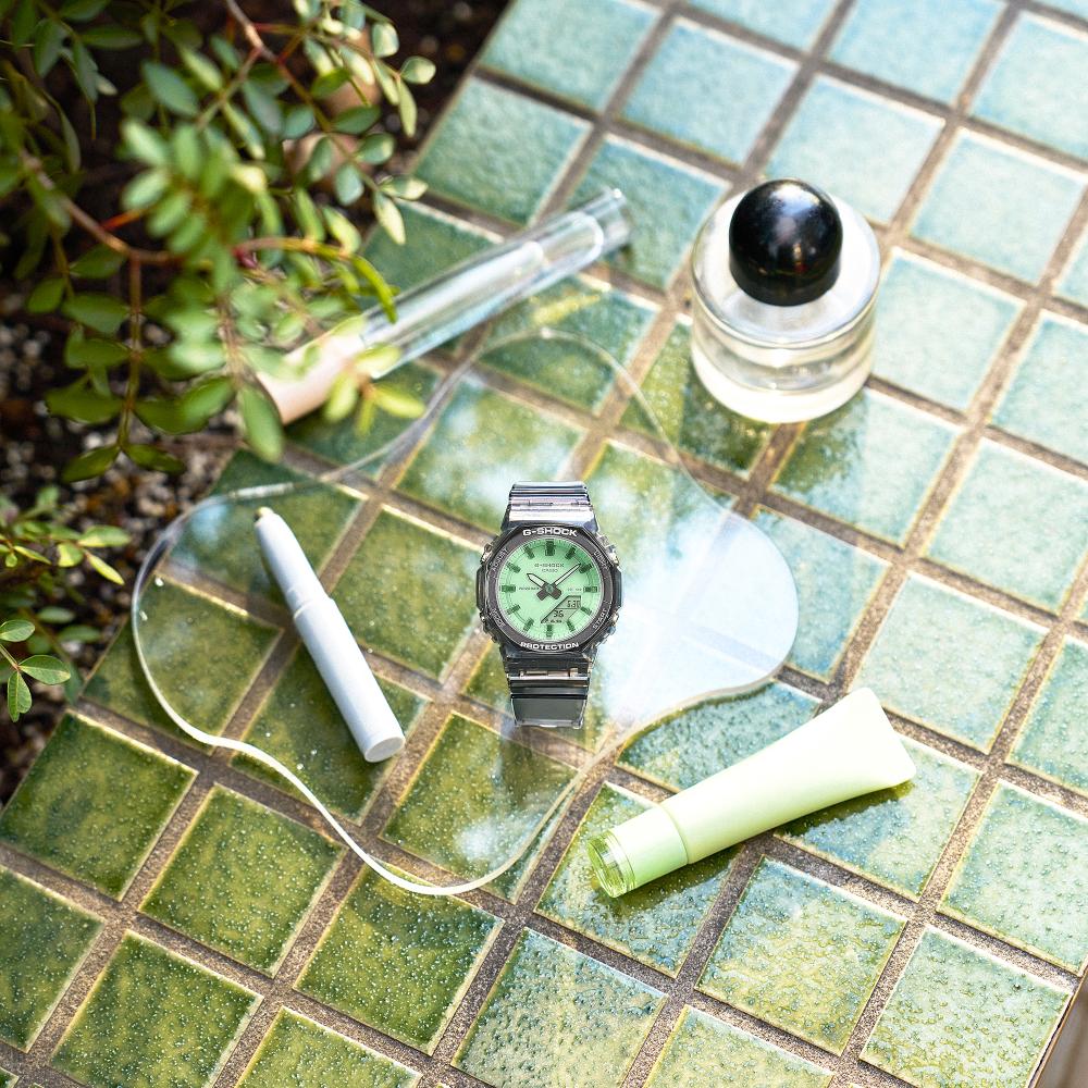Collection G-Shock - GMA-P2100SR-1AER - Montre Casio – boîtier et bracelet en résine translucide coloris noir, verre à reflets changeants – vue 3