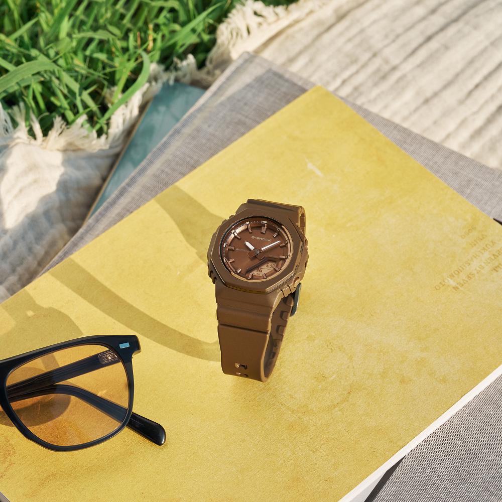 Collection G-Shock - GMA-P2110B-5AER - Montre Casio – boîtier et bracelet en résine bio beige, affichage à aiguilles et écran – vue 3