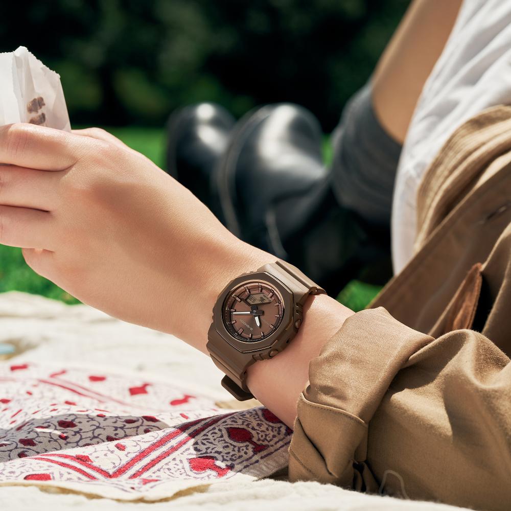 Collection G-Shock - GMA-P2110B-5AER - Montre Casio – boîtier et bracelet en résine bio beige, affichage à aiguilles et écran – vue 2