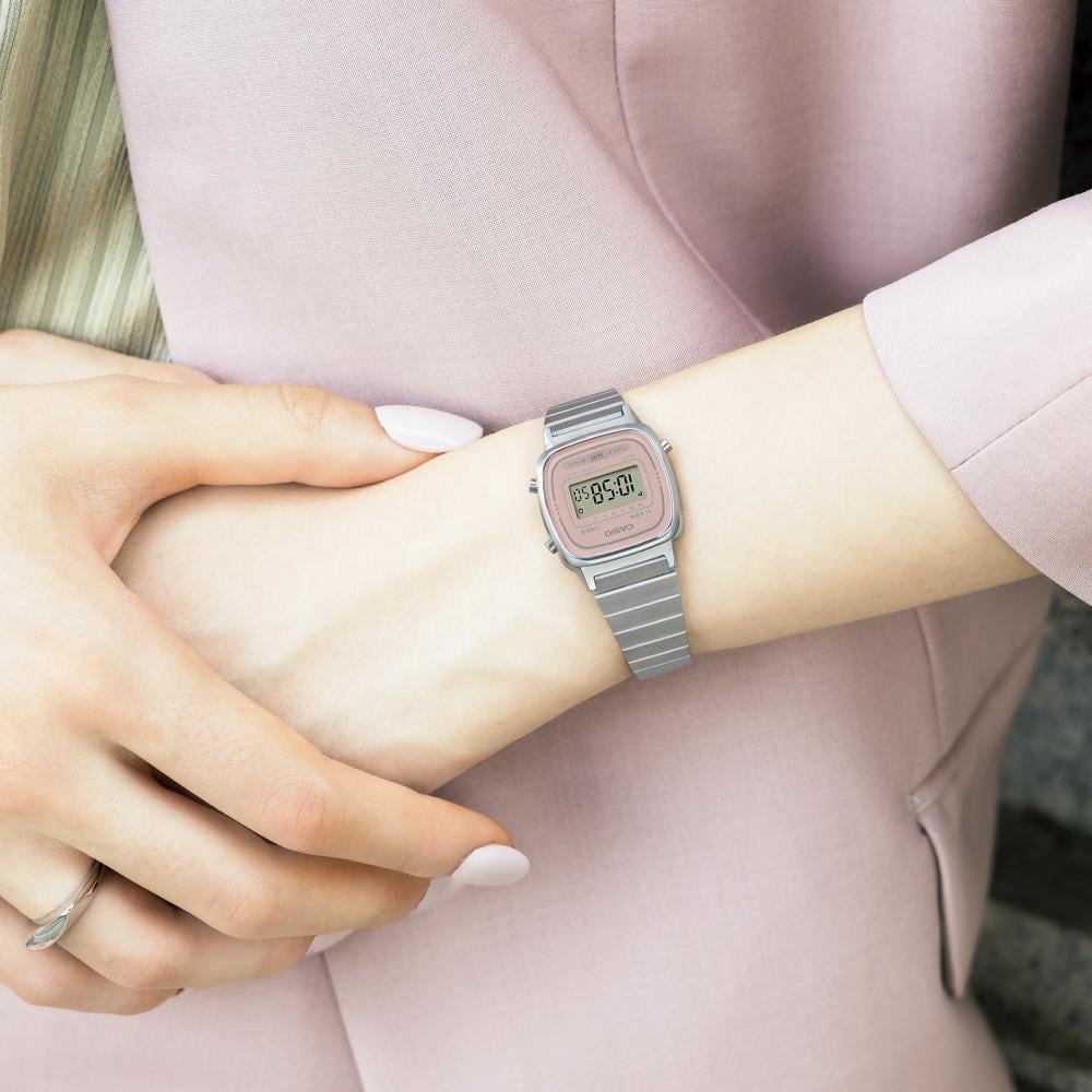 Collection Vintage - LA670WEA-4A2EF - Montre Casio – petit boîtier carré argenté, cadran rose, écran numérique, bracelet en acier inoxydable – vue 2