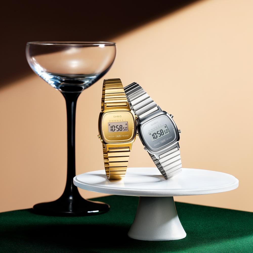 Collection Vintage - LA670WES-7AEF - Montre Casio – petit boîtier argenté, écran numérique aux inscriptions monochromes, bracelet en acier inoxydable argenté – vue 2