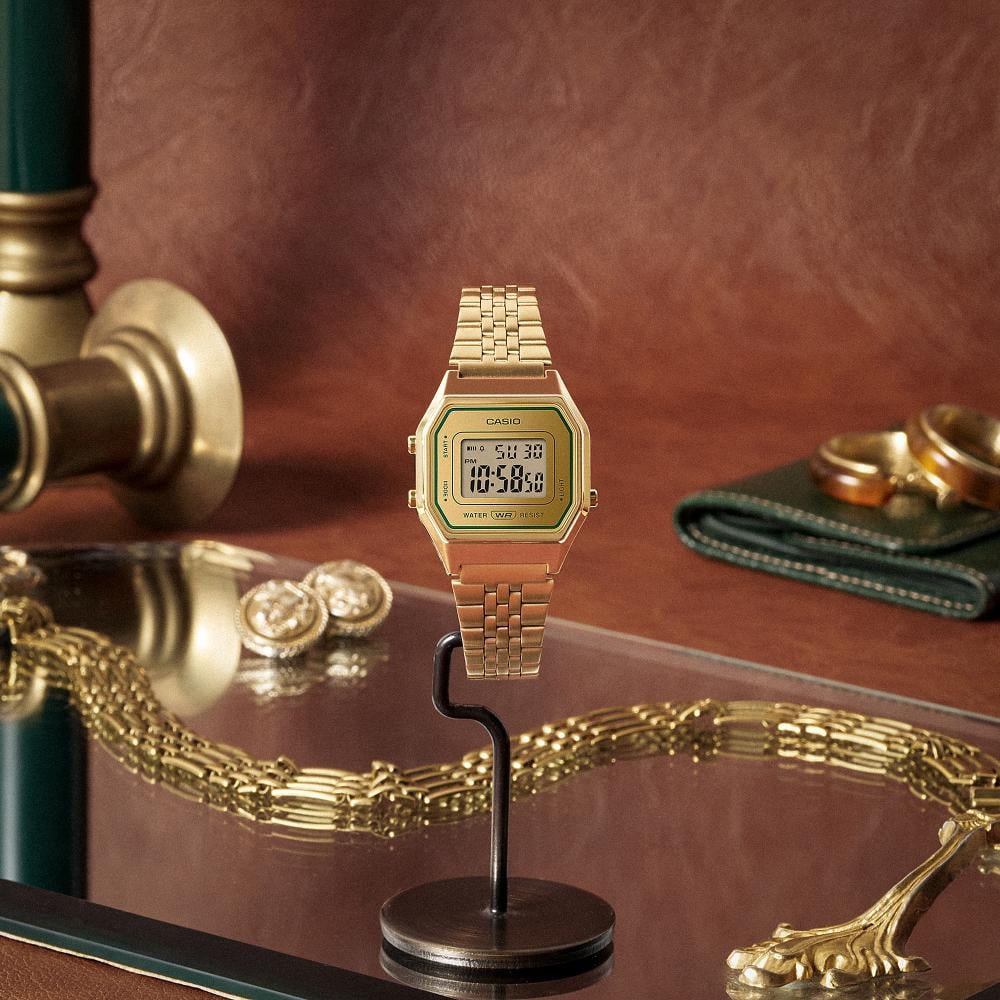 Collection Vintage - LA680WEGV-9AEF - Montre Casio – petit boîtier doré, cadran à touches vertes, écran numérique, bracelet en acier doré multi-rangs – vue 3