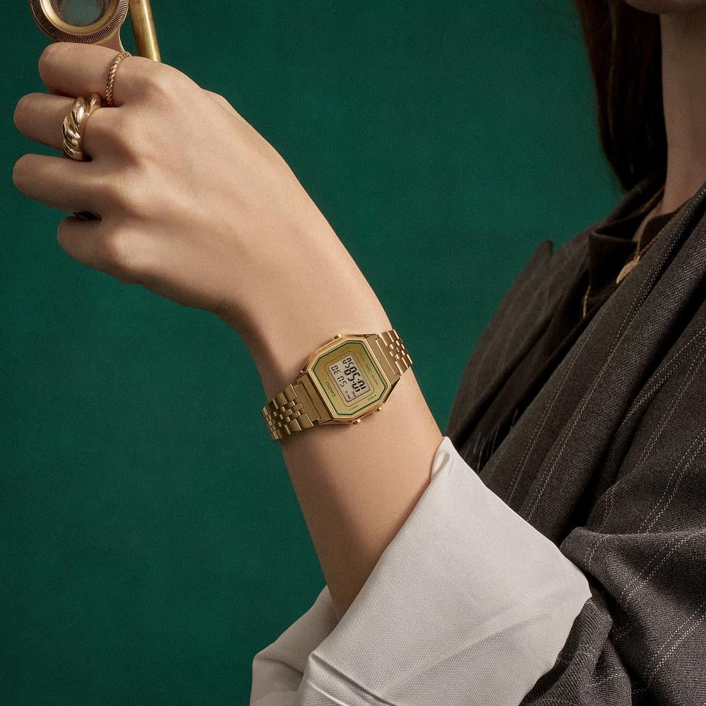 Collection Vintage - LA680WEGV-9AEF - Montre Casio – petit boîtier doré, cadran à touches vertes, écran numérique, bracelet en acier doré multi-rangs – vue 2