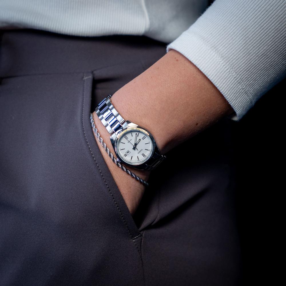 Collection Timeless - LTP-1302PD-7A1VEG - Montre Casio – boîtier argenté à placage ionique, cadran clair avec date, bracelet en acier inoxydable – vue 2