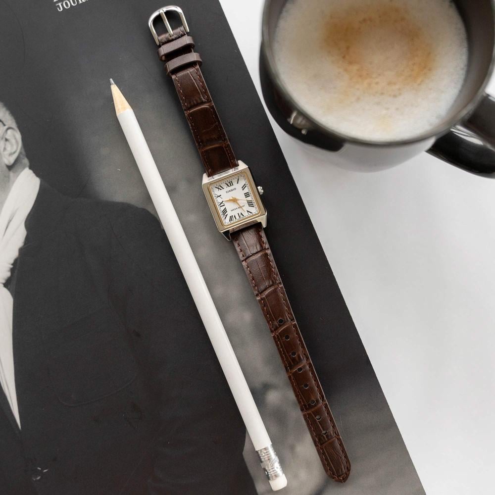 Collection Timeless - LTP-B150L-7B2EF - Montre Casio – petite montre carrée, boîtier en acier inoxydable argenté, index en chiffres romains, bracelet en cuir – vue 4