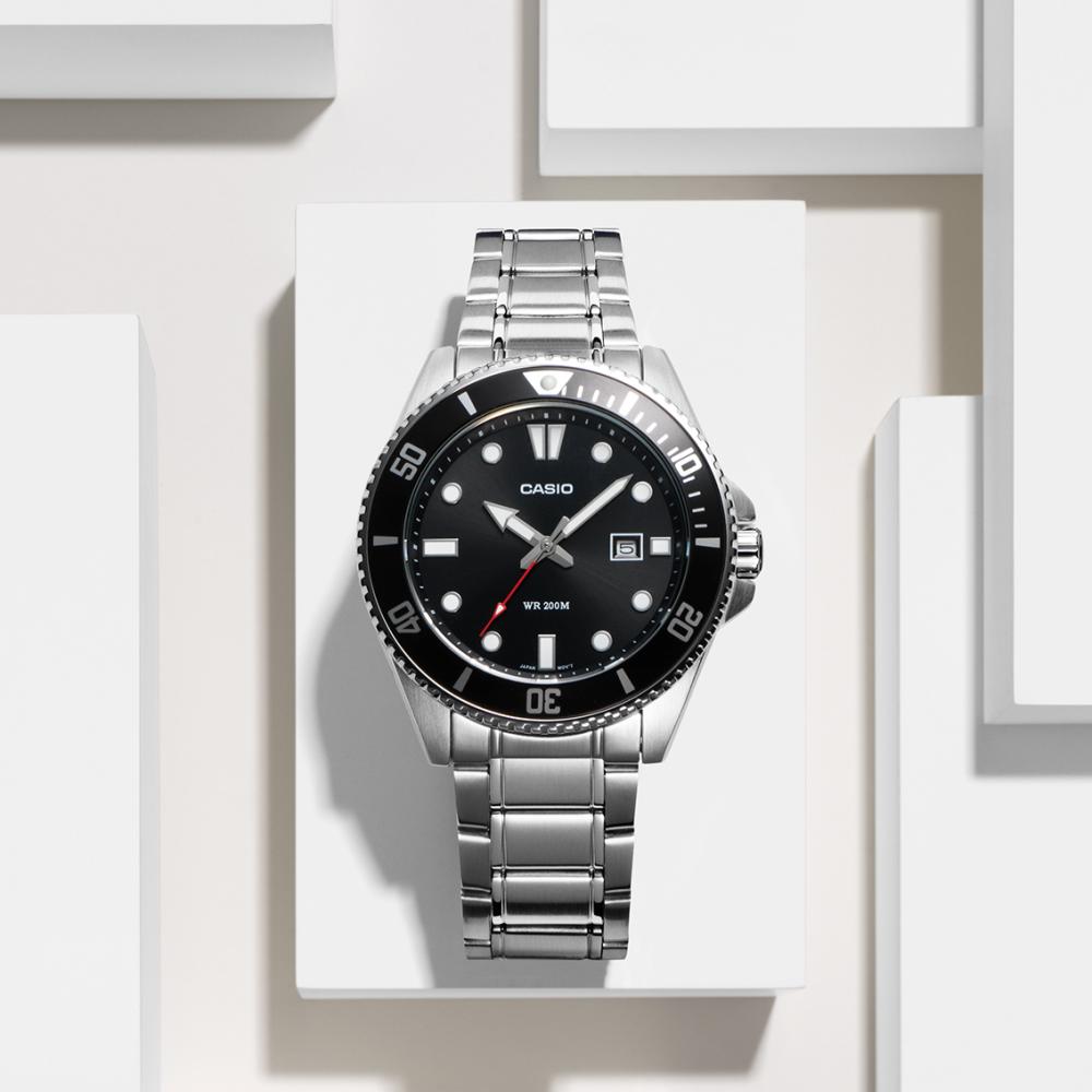 Collection Timeless - MDV-107D-1A1VEF - Montre Casio – boîtier en acier inoxydable argenté avec lunette tournante noire, cadran noir, bracelet en acier – vue 2
