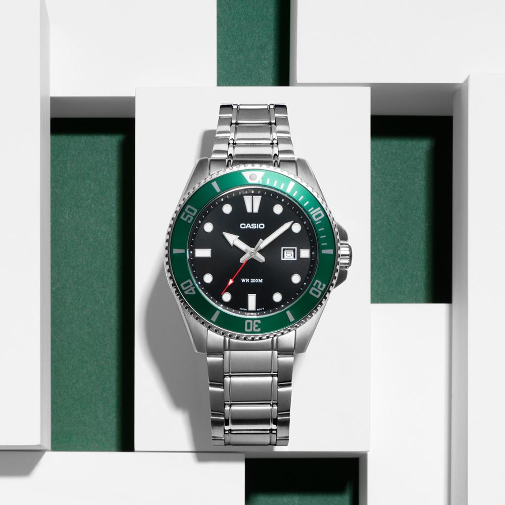 Collection Timeless - MDV-107D-3AVEF - Montre Casio – boîtier en acier inoxydable argenté, cadran vert, lunette tournante, bracelet en acier inoxydable – vue 2