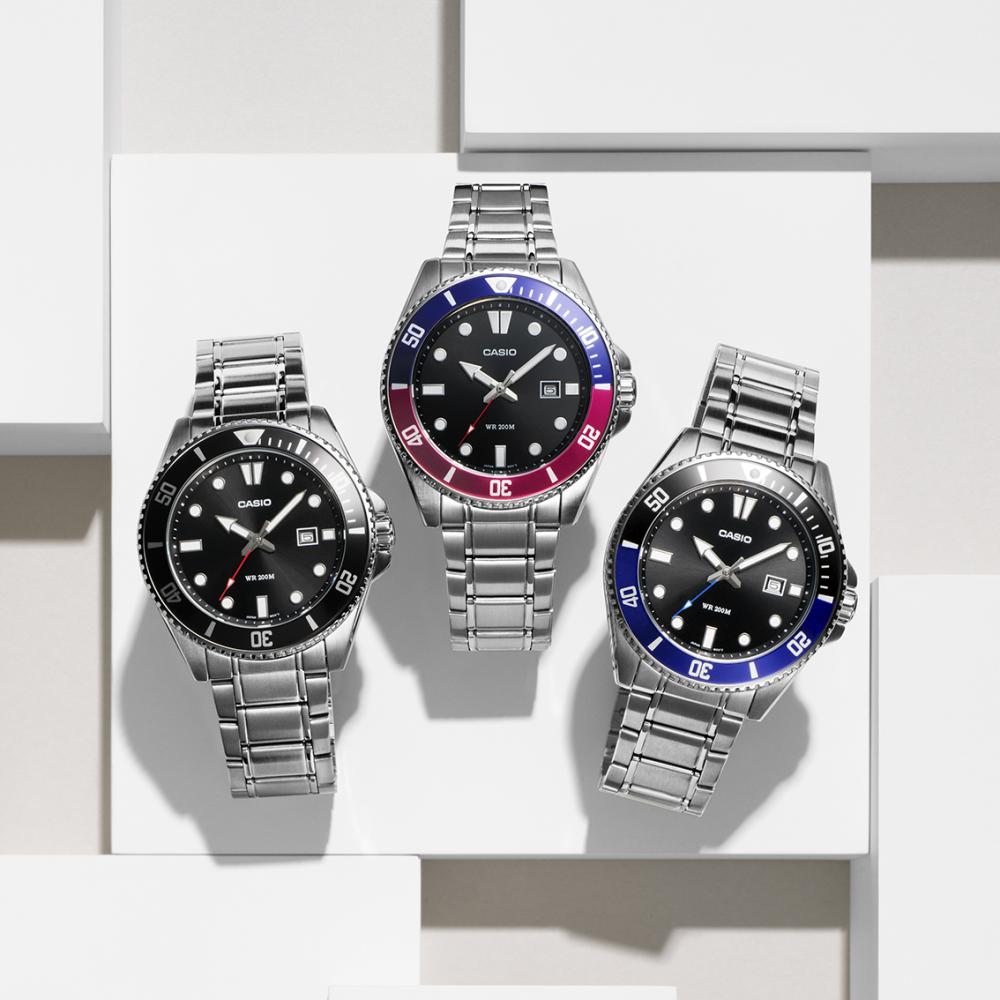 Collection Timeless - MDV-107D-1A1VEF - Montre Casio – boîtier en acier inoxydable argenté avec lunette tournante noire, cadran noir, bracelet en acier – vue 3