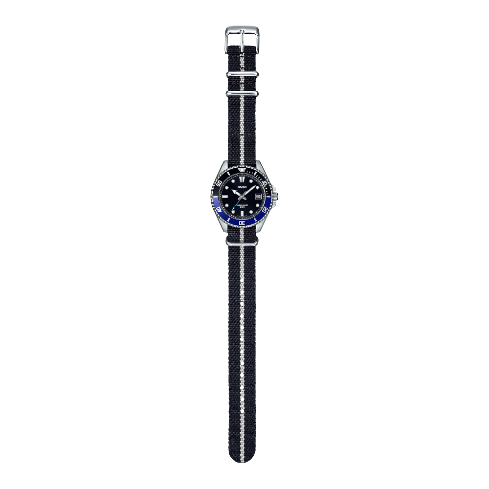 Collection Timeless - MDV-10C-1A2VEF - Montre Casio – boîtier en acier et aluminium, lunette tournante, cadran noir, bracelet en tissu – vue 2