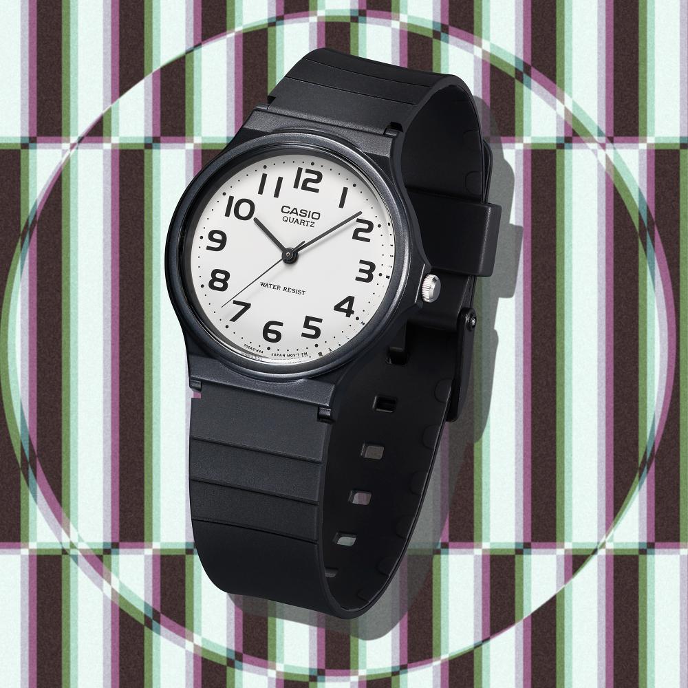 Collection Timeless - MQ-24-7B2LEG - Montre Casio – boîtier en résine noire, cadran blanc à chiffres noirs, bracelet en résine noir – vue 2