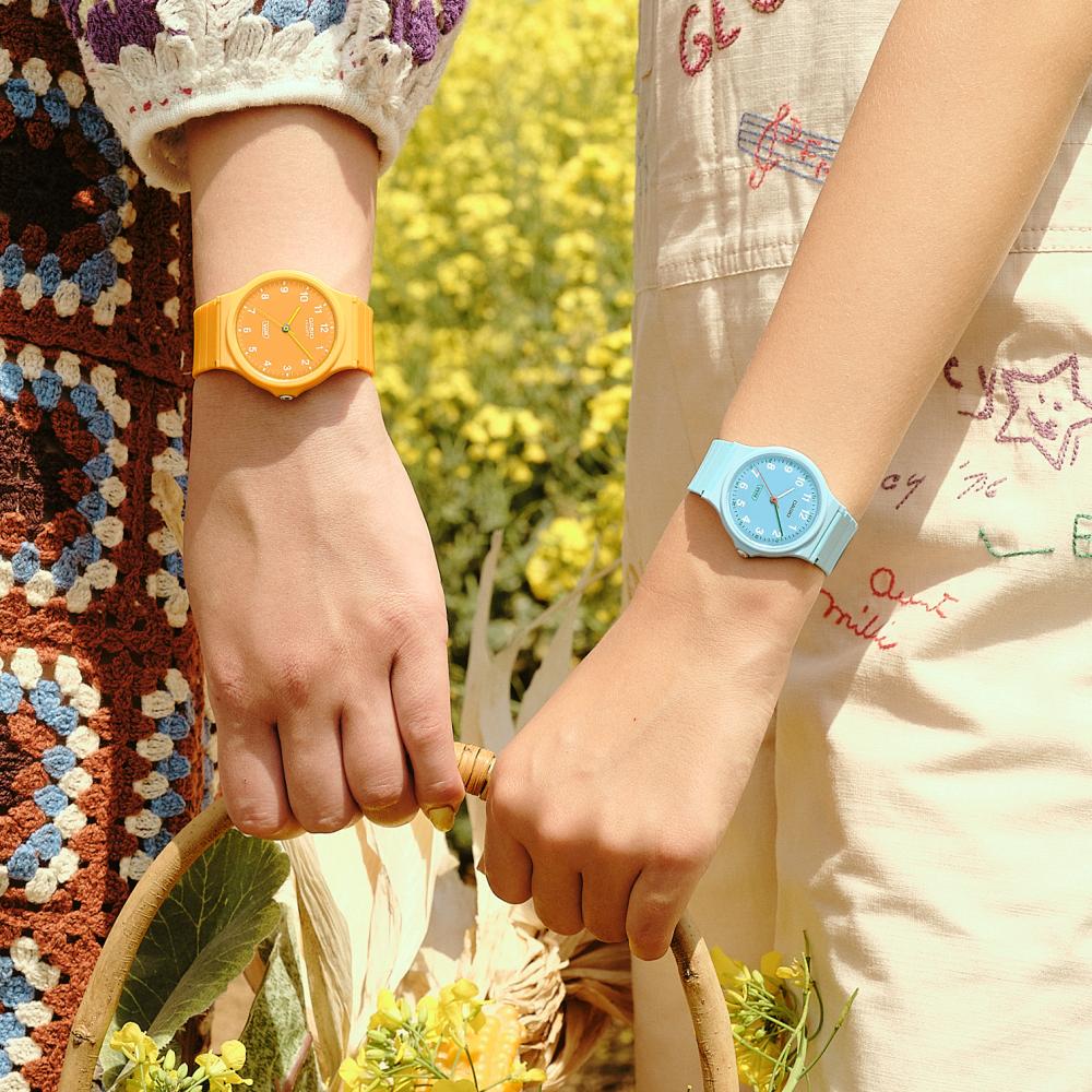 Collection Timeless - MQ-24B-9BEF - Montre Casio – boîtier en résine biosourcée jaune, bracelet en résine bio jaune – vue 5