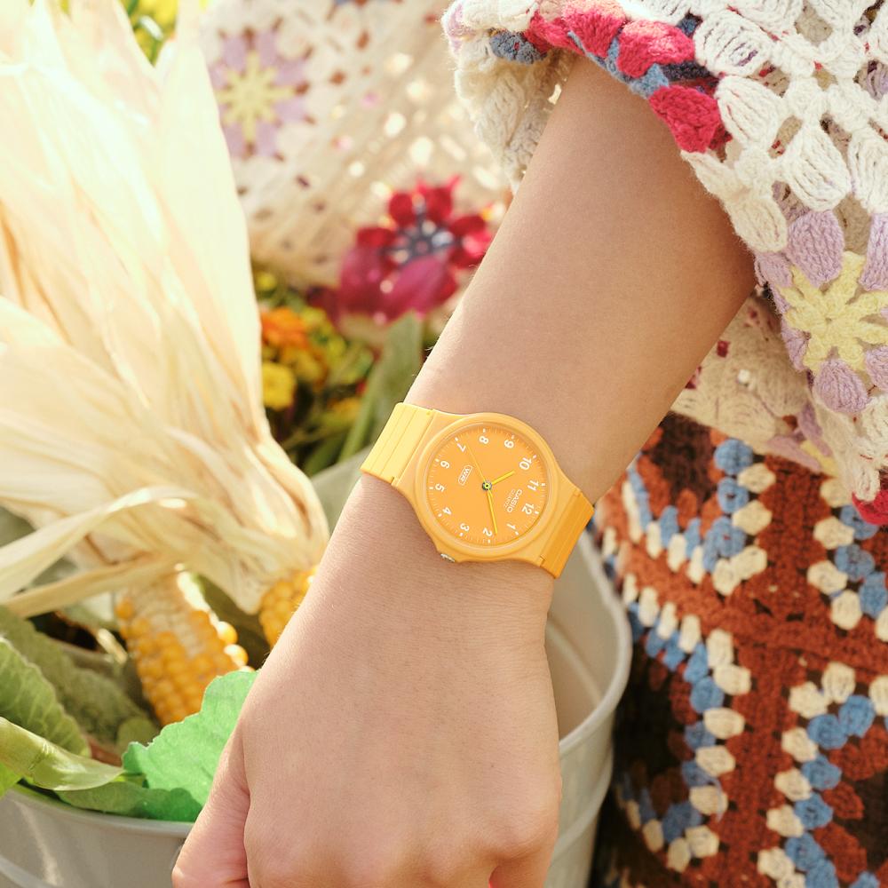 Collection Timeless - MQ-24B-9BEF - Montre Casio – boîtier en résine biosourcée jaune, bracelet en résine bio jaune – vue 4