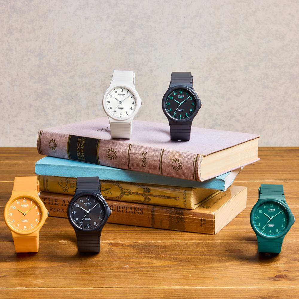 Collection Timeless - MQ-24B-9BEF - Montre Casio – boîtier en résine biosourcée jaune, bracelet en résine bio jaune – vue 7