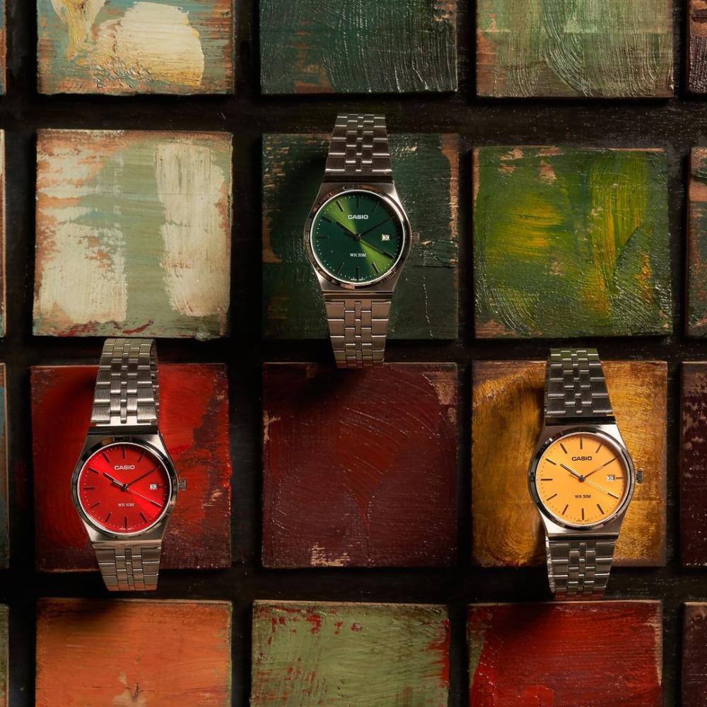 Collection Timeless - MTP-B145D-9AVEF - Montre Casio – boîtier en acier inoxydable argenté, cadran rétro aux tons jaune doré, bracelet en acier – vue 3