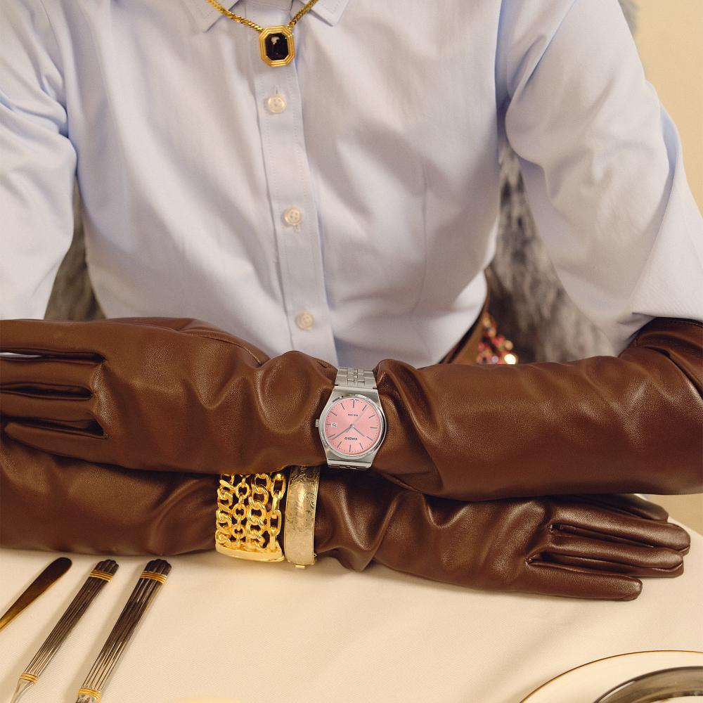 Collection Timeless - MTP-B145D-4AVEF - Montre Casio – boîtier en acier inoxydable argenté, cadran aux tons rouges rétro, bracelet en acier – vue 2