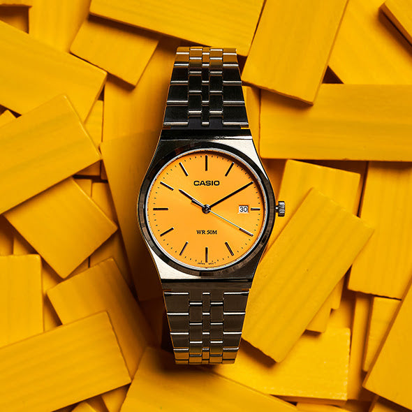 Collection Timeless - MTP-B145D-9AVEF - Montre Casio – boîtier en acier inoxydable argenté, cadran rétro aux tons jaune doré, bracelet en acier – vue 2