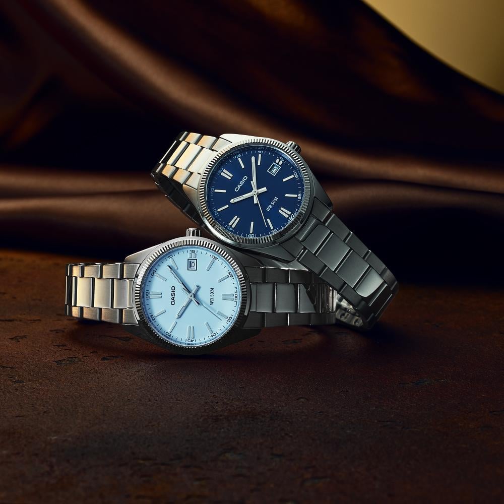 Collection Timeless - UTP-1302PD-2A2VEF - Montre Casio – boîtier métallique à placage ionique, cadran bleu, bracelet en acier inoxydable – vue 2