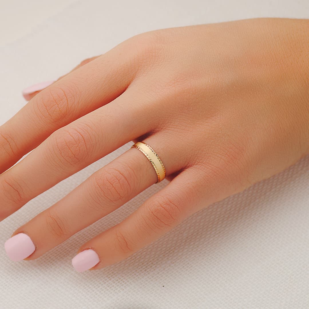 Obrączka ślubna z 9-karatowego matowego żółtego złota z diamentowymi krawędziami. Szerokość: 4mm