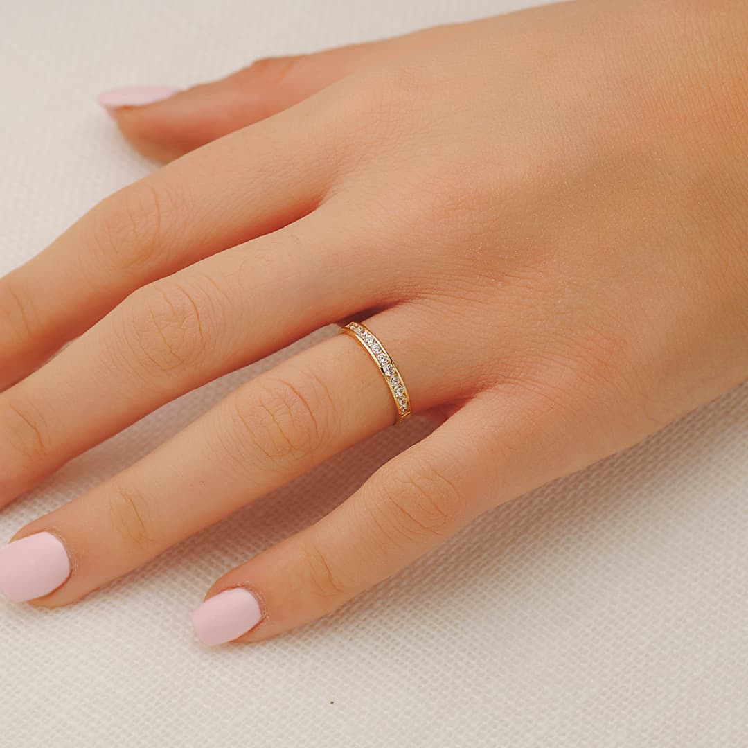 Obrączka ślubna z 18-karatowego żółtego złota, okrągła cyrkonia. Szerokość: 2,5 mm