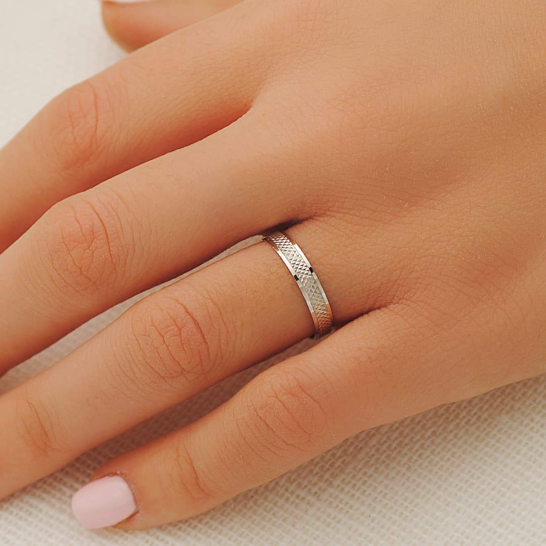 Obrączka ślubna z 18-karatowego białego złota z diamentami i błyszczącymi krawędziami. Szerokość: 3,5 mm