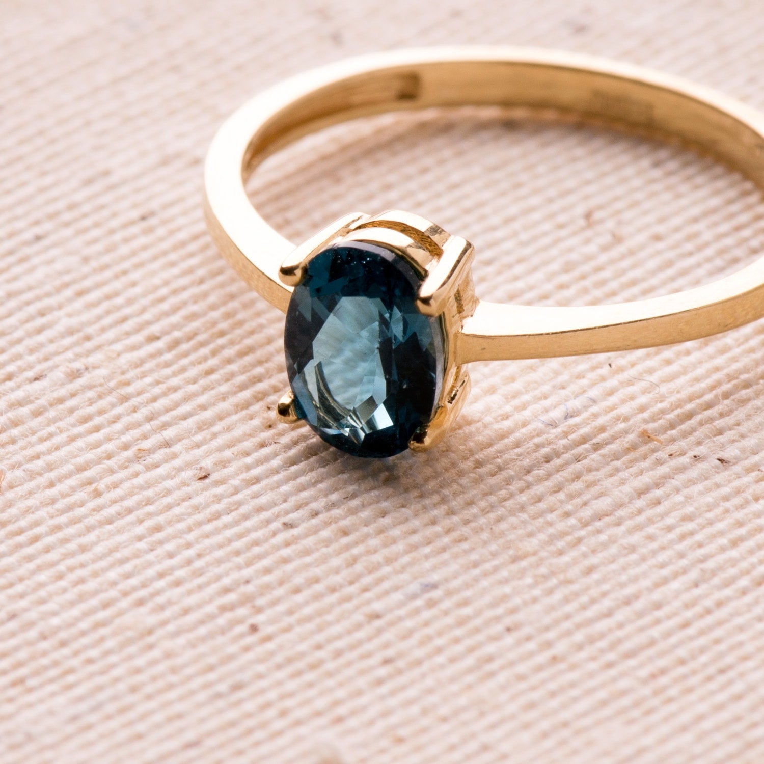 18K Gult Guld Ring Blå Sten Blå London 7X5 mm Ring Bredd 2 mm