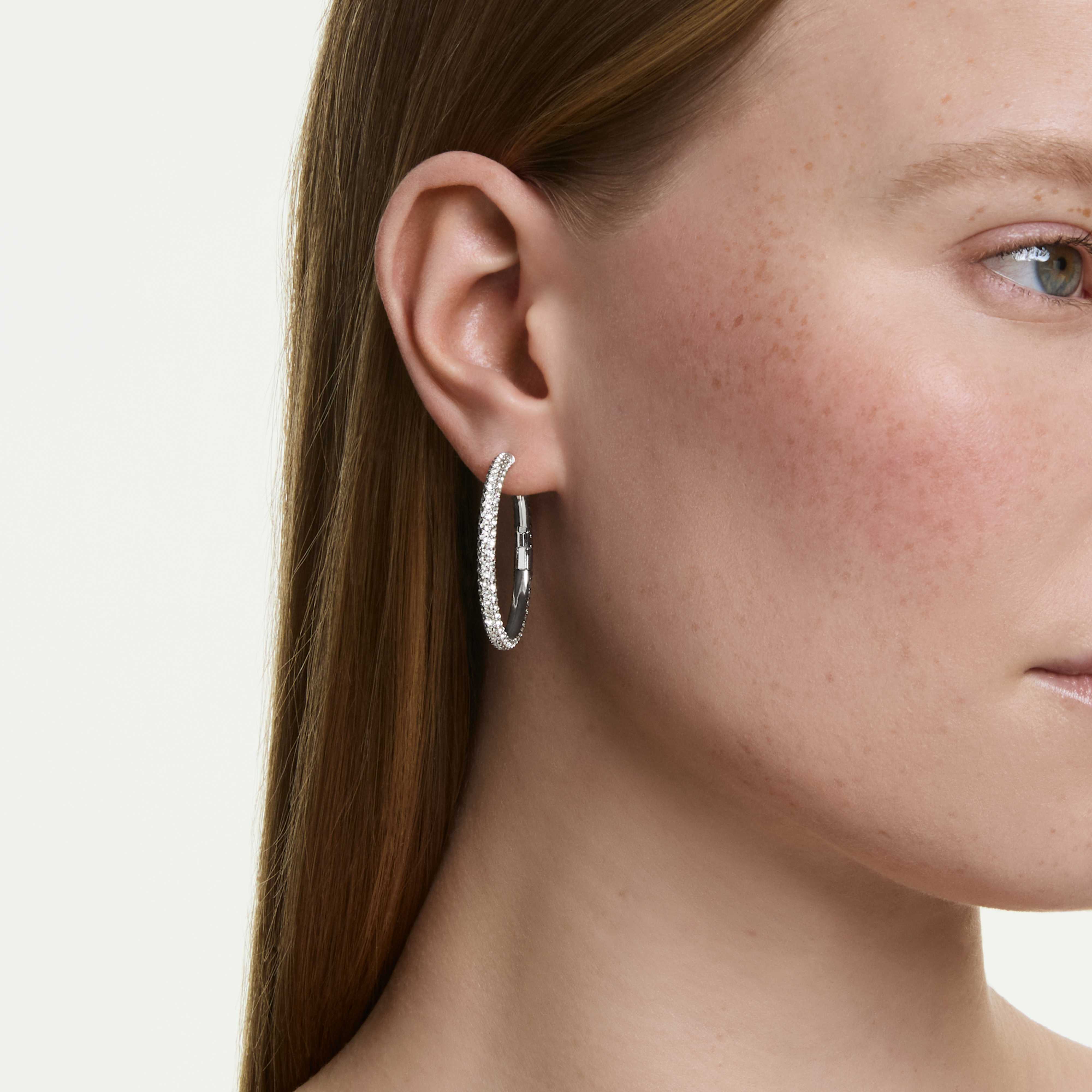 Boucles d'oreilles Swarovski - Dextera Round - Créoles - Blanc & Argenté sur un mannequin