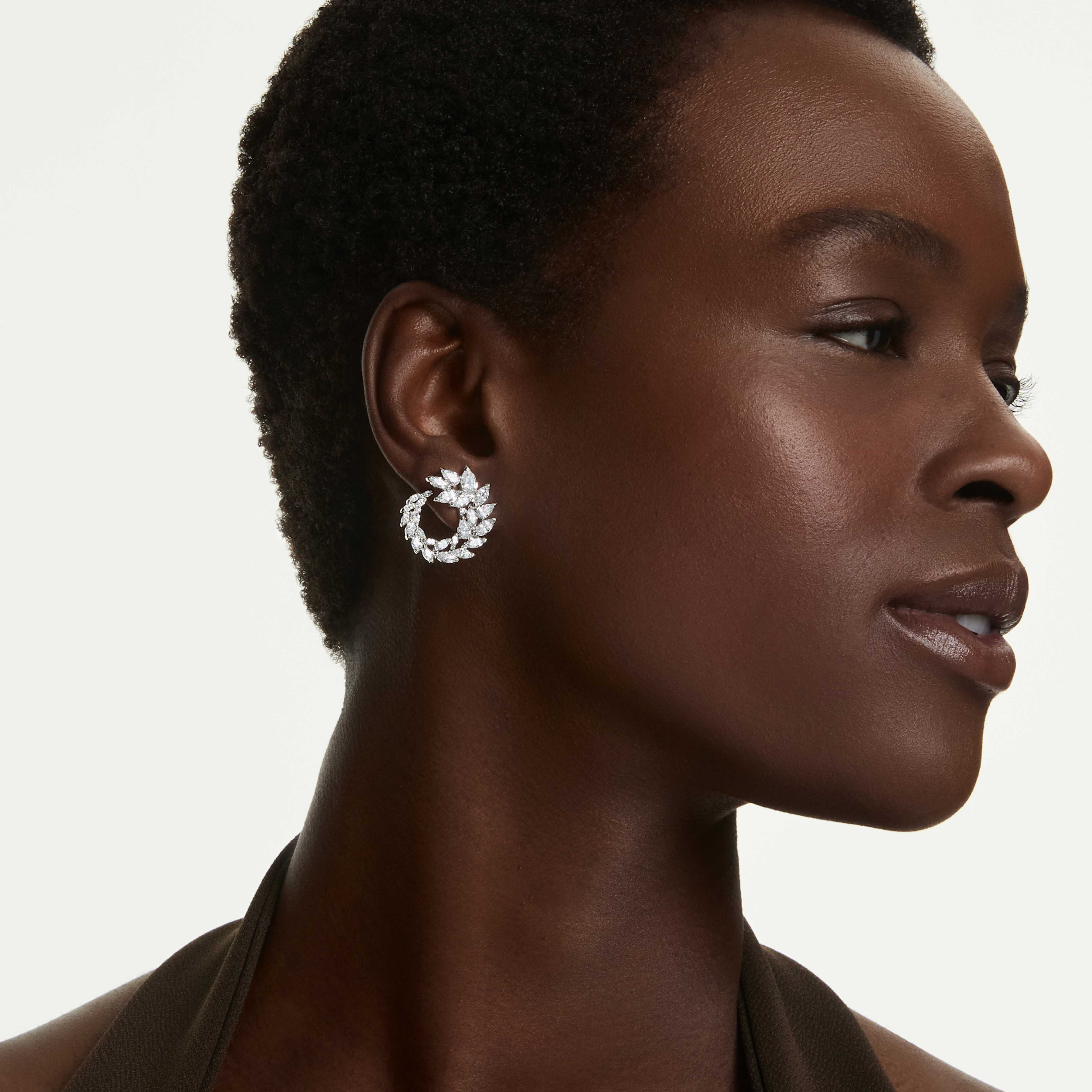 Swarovski øreringe - Mesmera Glam - Små kreoler - Hvid & Sølv på en mannequin