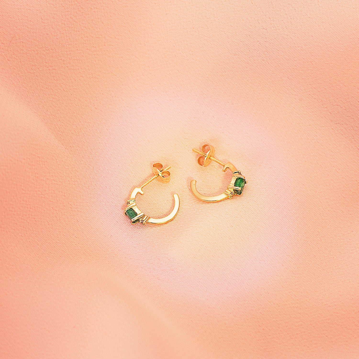 18K Boucles d'oreilles Demi Créoles et Émeraude 12 X 3 Or Jaune. Fermoir Poussettes Papillon
