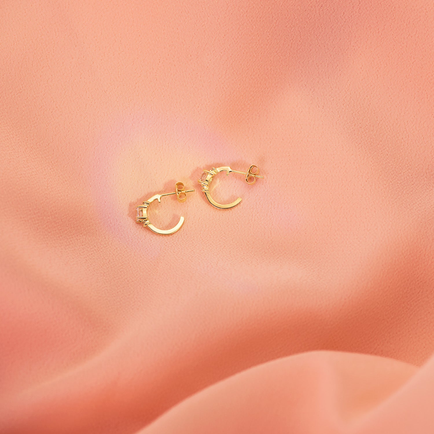 18K Boucles d'oreilles Demi Créoles et Zircon 12 X 3 Or Jaune. Fermoir Poussettes Papillon